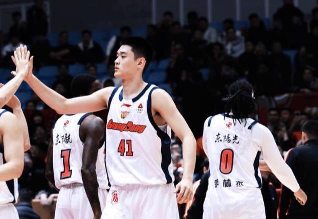 关键时刻广州队调整名单以备CBA常规赛，远射贴柱环节打磨，质疑声仍在，临场指挥获称赞的简单介绍